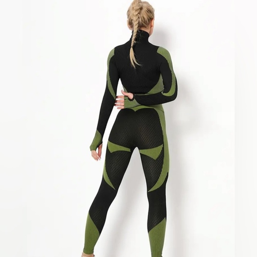 New 2 pc athletic fitness set. Heart booty leggings & top flattering fitness